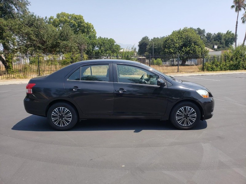 Toyota Yaris Vehicle Full-screen Gallery Image 06