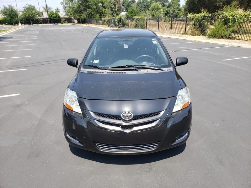 Toyota Yaris Vehicle Full-screen Gallery Image 08