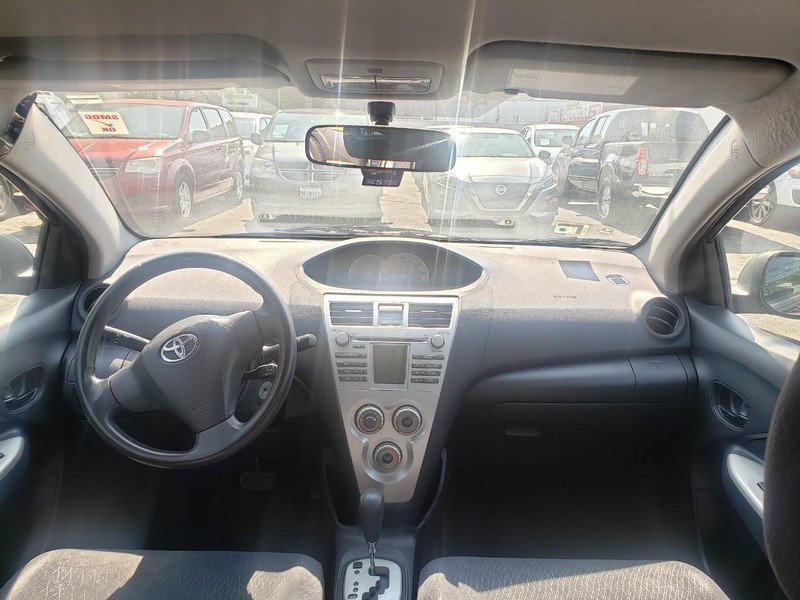 Toyota Yaris Vehicle Full-screen Gallery Image 09