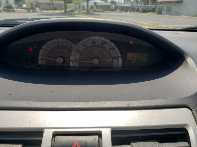 Toyota Yaris Vehicle Full-screen Gallery Image 10