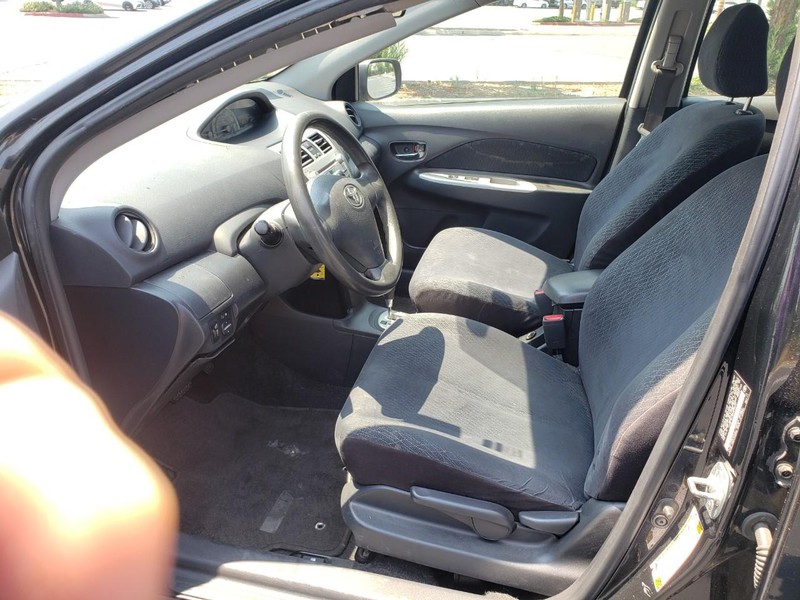 Toyota Yaris Vehicle Full-screen Gallery Image 11