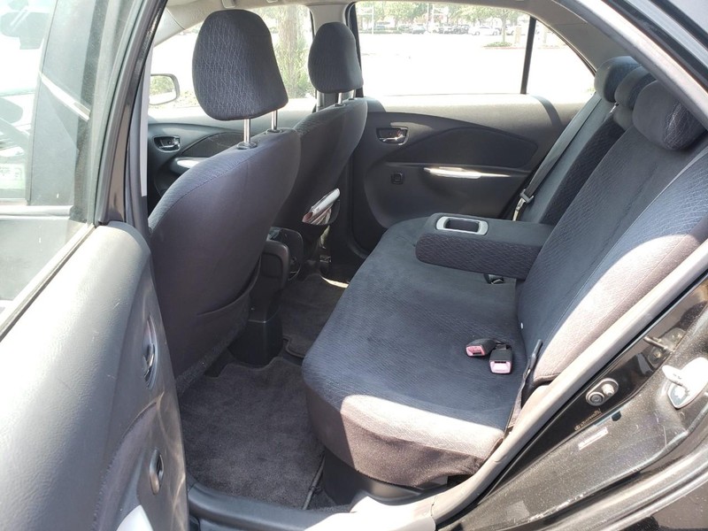 Toyota Yaris Vehicle Full-screen Gallery Image 12