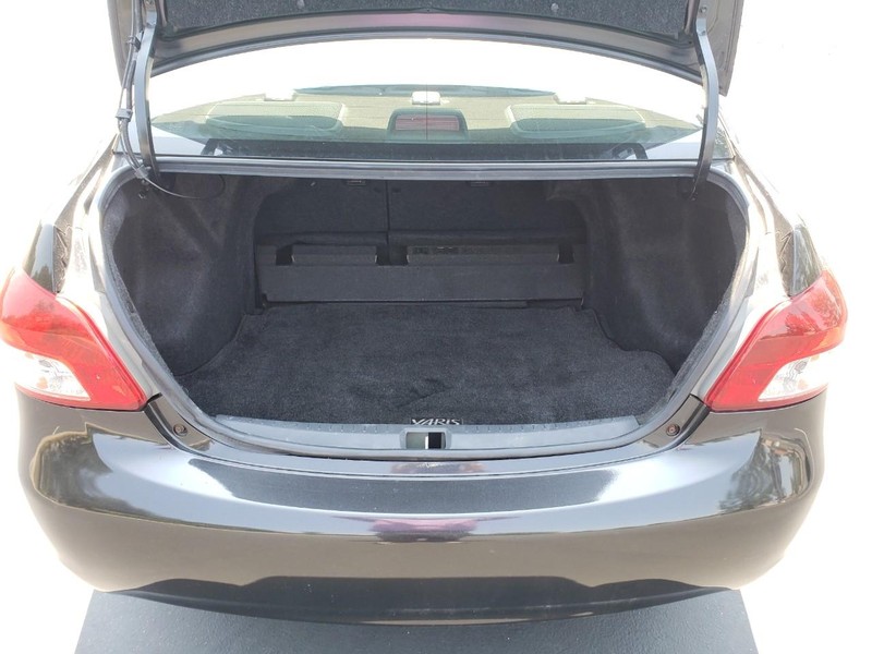 Toyota Yaris Vehicle Full-screen Gallery Image 13