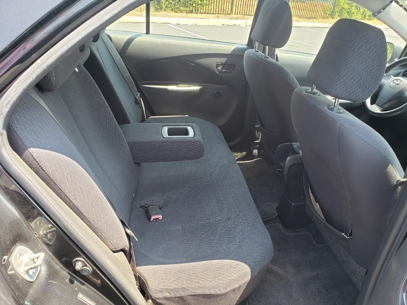 Toyota Yaris Vehicle Full-screen Gallery Image 14