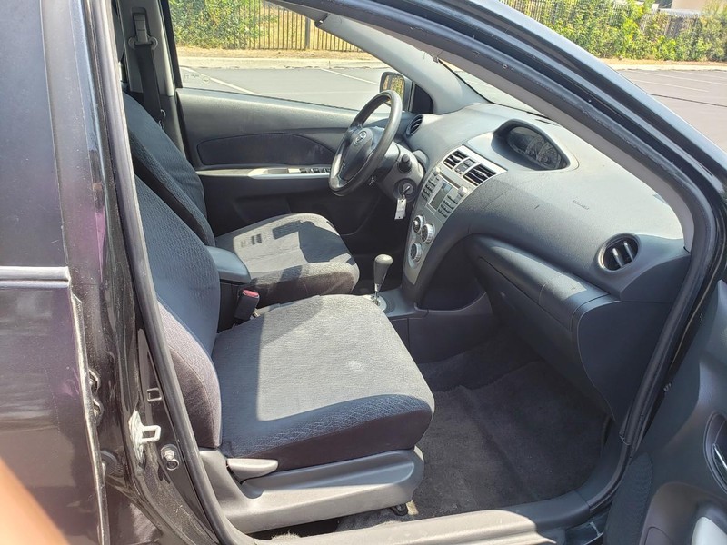 Toyota Yaris Vehicle Full-screen Gallery Image 15