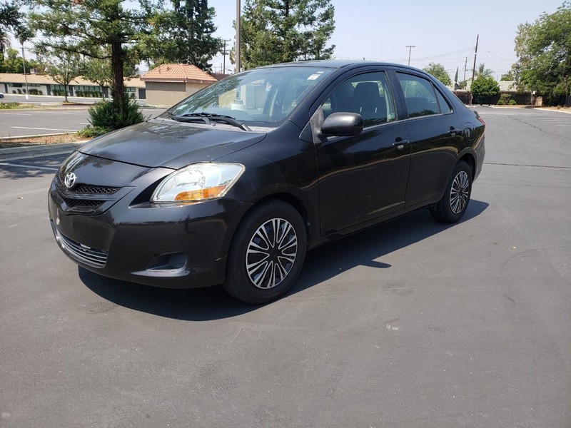 Toyota Yaris Vehicle Full-screen Gallery Image 17