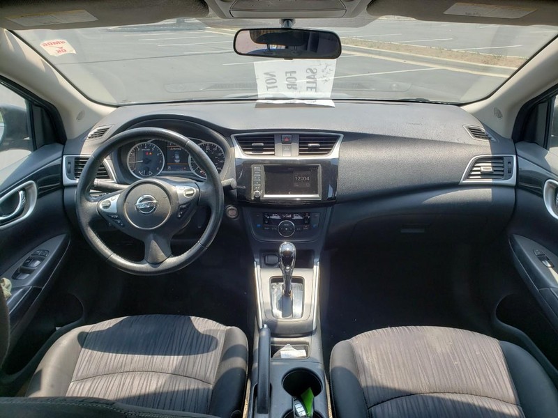 Nissan Sentra Vehicle Full-screen Gallery Image 09