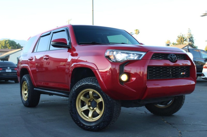 Toyota 4Runner Vehicle Full-screen Gallery Image 03