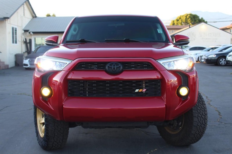 Toyota 4Runner Vehicle Full-screen Gallery Image 04