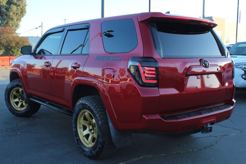 Toyota 4Runner Vehicle Full-screen Gallery Image 05