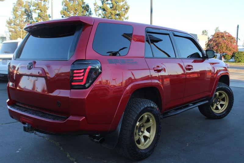 Toyota 4Runner Vehicle Full-screen Gallery Image 06