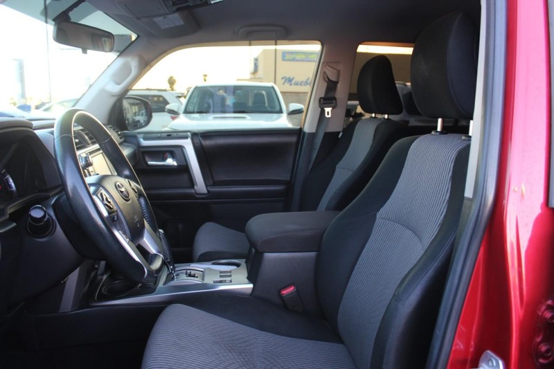 Toyota 4Runner Vehicle Full-screen Gallery Image 07