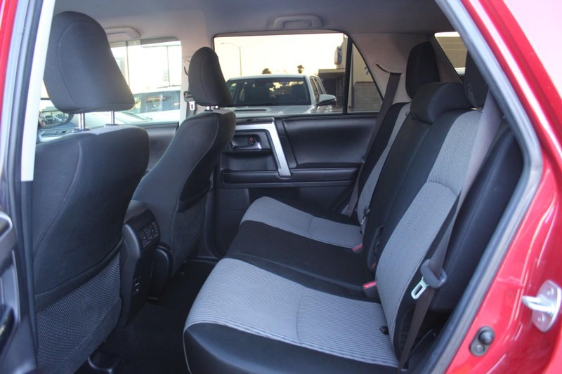 Toyota 4Runner Vehicle Full-screen Gallery Image 08