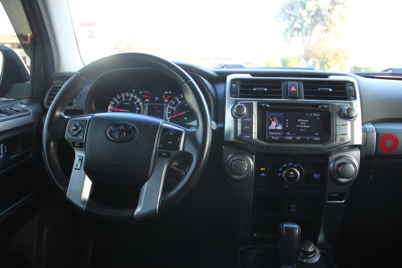 Toyota 4Runner Vehicle Full-screen Gallery Image 09