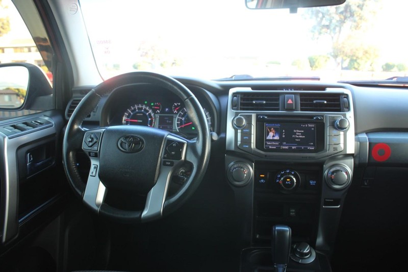 Toyota 4Runner Vehicle Full-screen Gallery Image 10