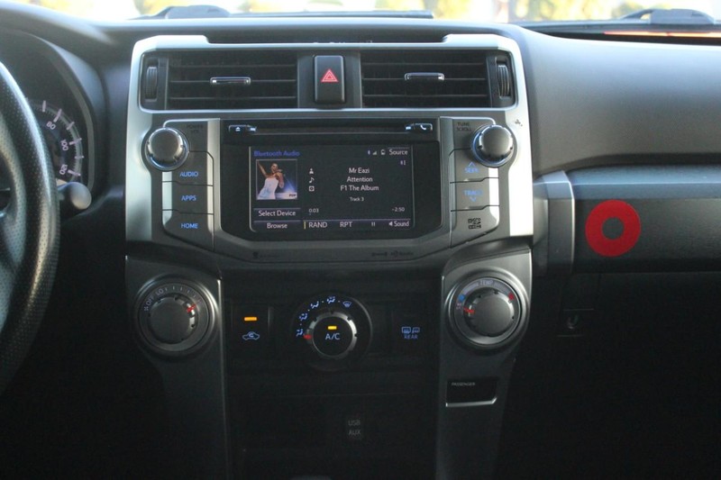 Toyota 4Runner Vehicle Full-screen Gallery Image 12