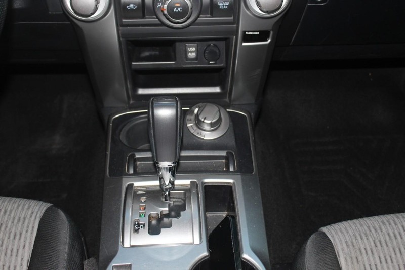 Toyota 4Runner Vehicle Full-screen Gallery Image 13