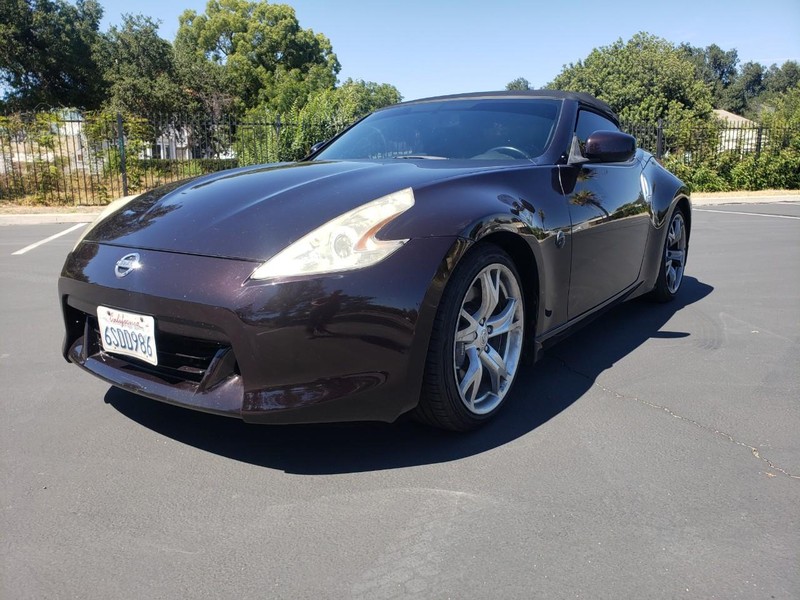 Nissan 370Z Vehicle Full-screen Gallery Image 01