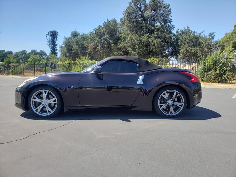 Nissan 370Z Vehicle Full-screen Gallery Image 02