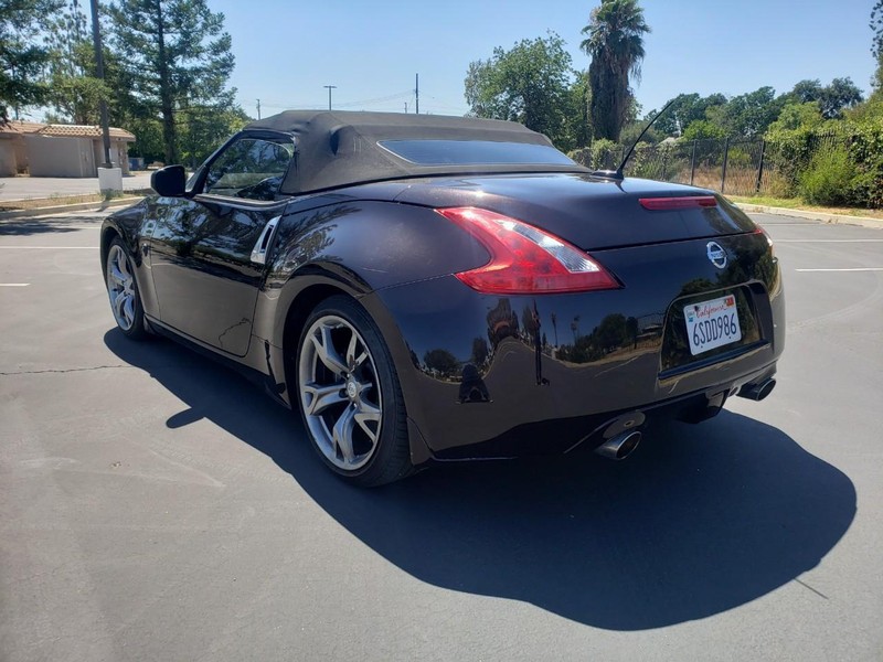 Nissan 370Z Vehicle Full-screen Gallery Image 03