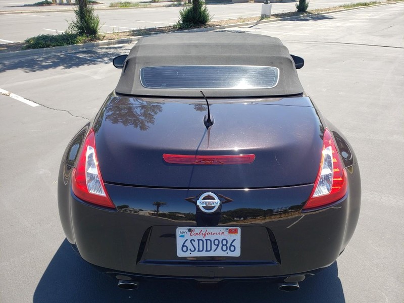 Nissan 370Z Vehicle Full-screen Gallery Image 04