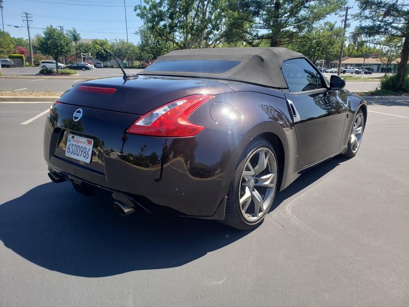 Nissan 370Z Vehicle Full-screen Gallery Image 05