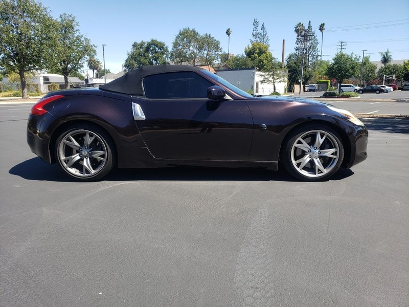 Nissan 370Z Vehicle Full-screen Gallery Image 06
