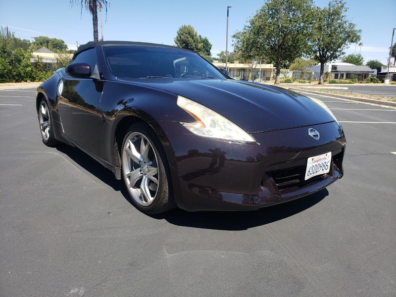 Nissan 370Z Vehicle Full-screen Gallery Image 07