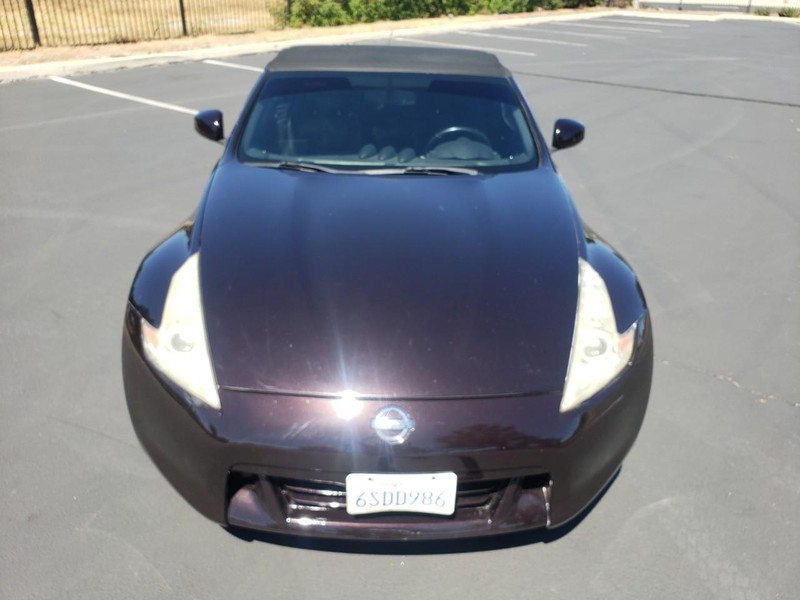 Nissan 370Z Vehicle Full-screen Gallery Image 08