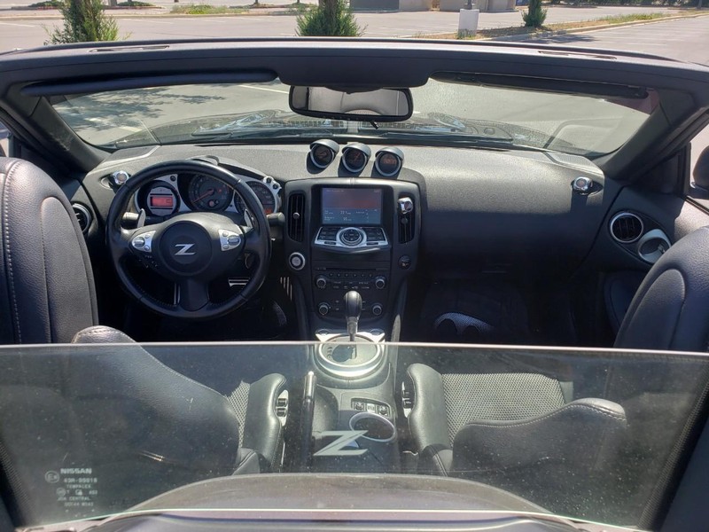 Nissan 370Z Vehicle Full-screen Gallery Image 09