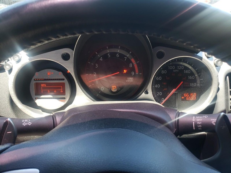 Nissan 370Z Vehicle Full-screen Gallery Image 10