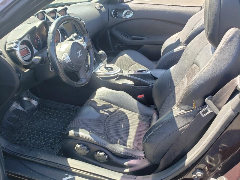 Nissan 370Z Vehicle Full-screen Gallery Image 11