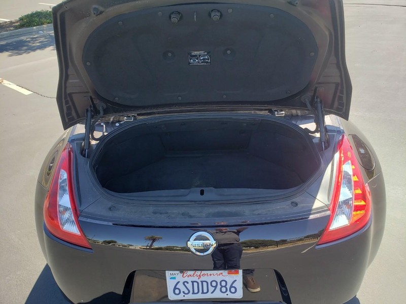 Nissan 370Z Vehicle Full-screen Gallery Image 12