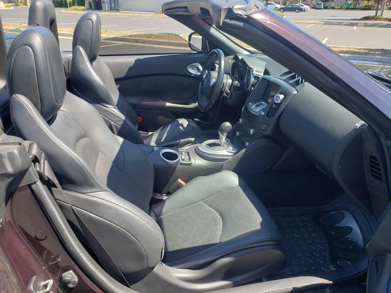 Nissan 370Z Vehicle Full-screen Gallery Image 13