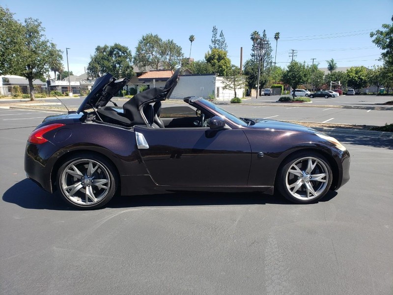 Nissan 370Z Vehicle Full-screen Gallery Image 14