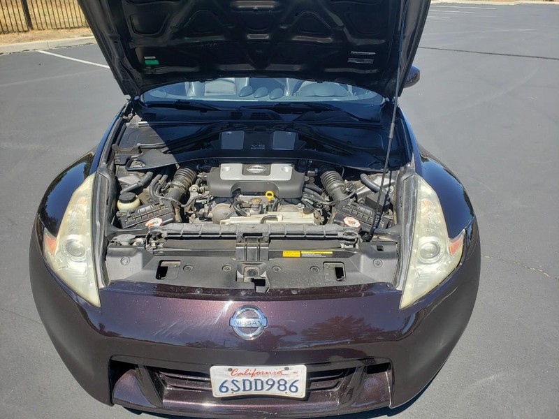 Nissan 370Z Vehicle Full-screen Gallery Image 15