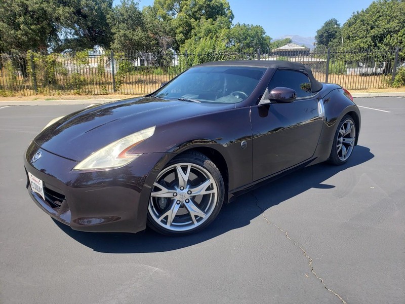 Nissan 370Z Vehicle Full-screen Gallery Image 16