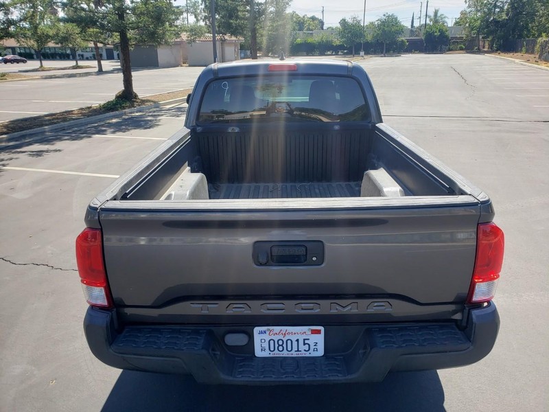 Toyota Tacoma Vehicle Full-screen Gallery Image 04