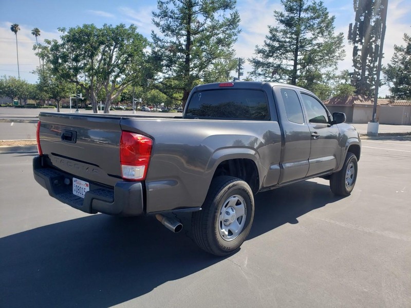 Toyota Tacoma Vehicle Full-screen Gallery Image 05