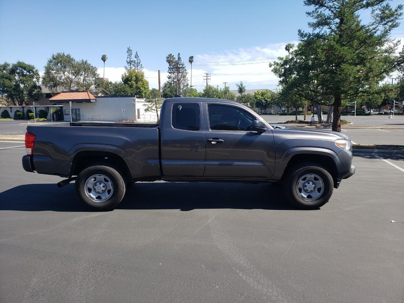 Toyota Tacoma Vehicle Full-screen Gallery Image 06