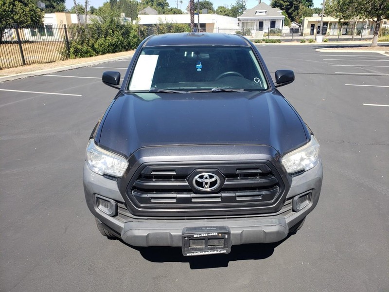 Toyota Tacoma Vehicle Full-screen Gallery Image 08