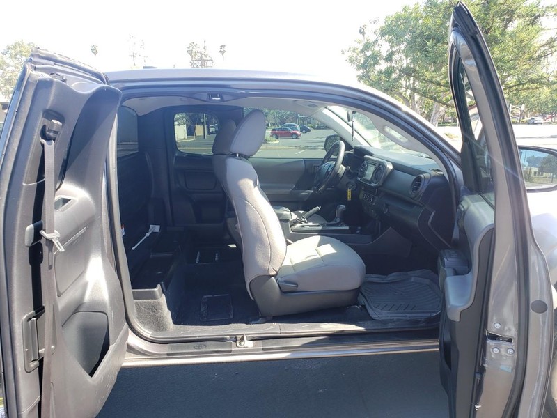 Toyota Tacoma Vehicle Full-screen Gallery Image 11