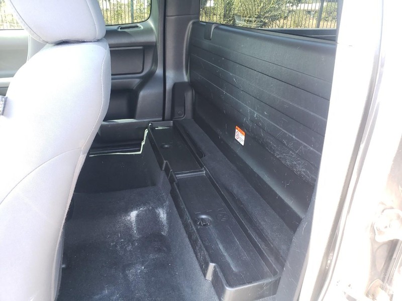 Toyota Tacoma Vehicle Full-screen Gallery Image 13