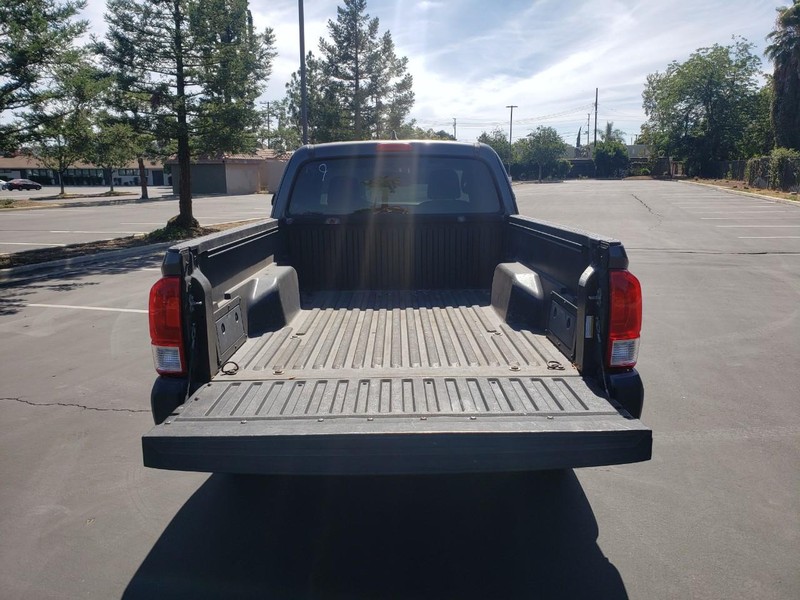 Toyota Tacoma Vehicle Full-screen Gallery Image 14