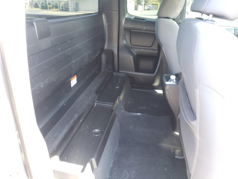 Toyota Tacoma Vehicle Full-screen Gallery Image 15