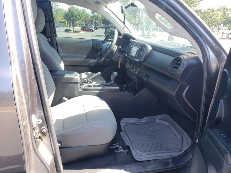 Toyota Tacoma Vehicle Full-screen Gallery Image 16