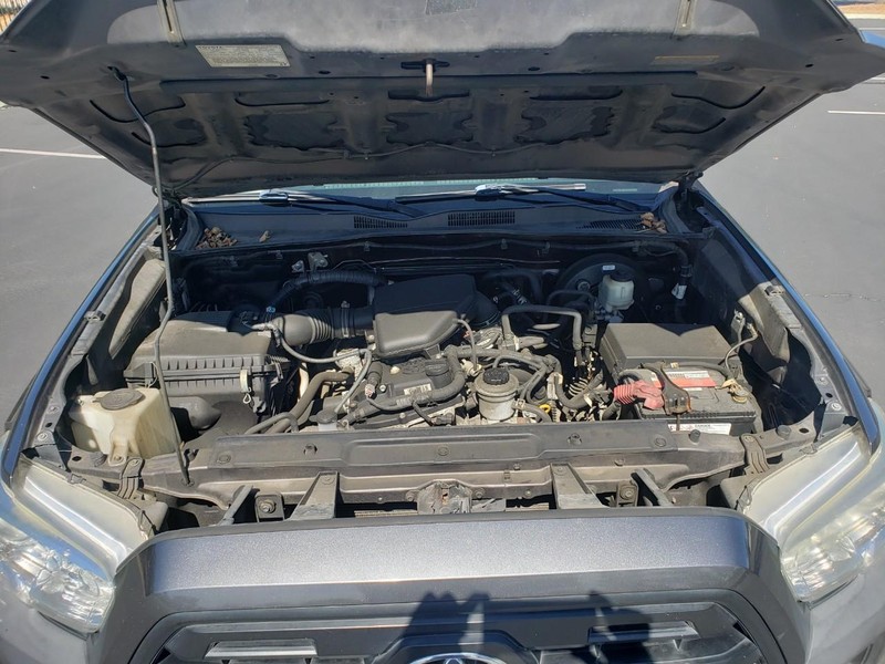 Toyota Tacoma Vehicle Full-screen Gallery Image 17