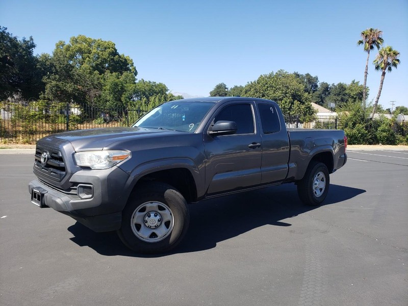 Toyota Tacoma Vehicle Full-screen Gallery Image 18