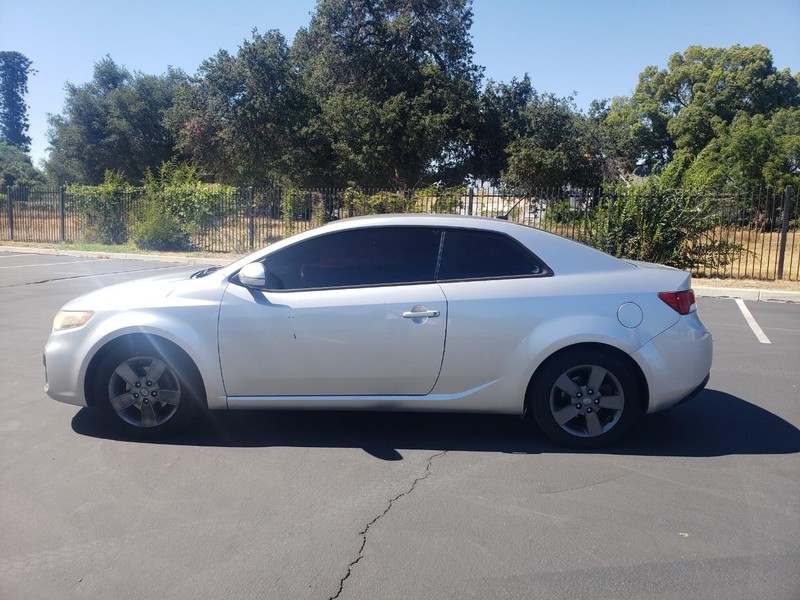 Kia Forte Koup Vehicle Full-screen Gallery Image 02