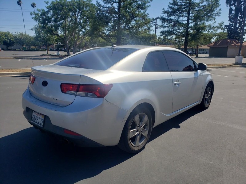 Kia Forte Koup Vehicle Full-screen Gallery Image 05